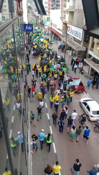 Manifestação 'Ele Sim' reúne centenas de pessoas no Centro de Criciúma