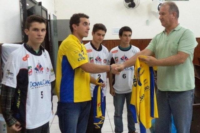 Cravo faz doação de uniformes ao Grupo Força Jovem