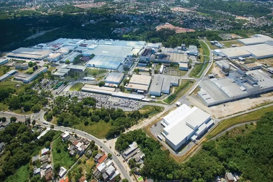 Emprego industrial tem primeira queda mensal em 18 meses