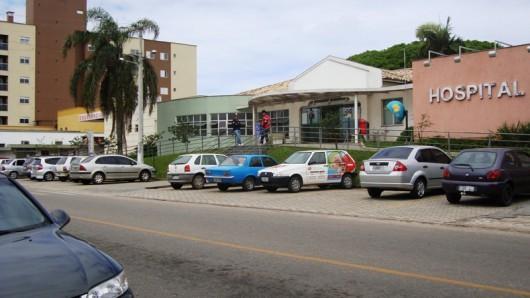 Aluno cai em buraco na escola e precisa passar por cirurgia