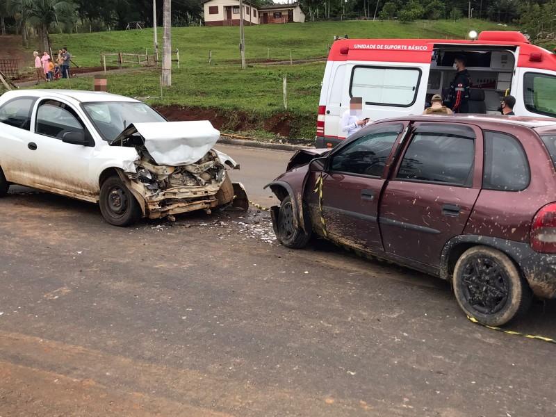 Colisão frontal deixa três pessoas feridas no Morro da Bananeira