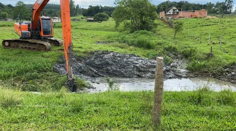 Infraestrutura distribui equipes para limpeza de rios e bocas de lobo