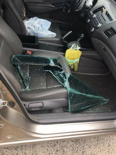 Carros têm vidros quebrados e pertences furtados em supermercado