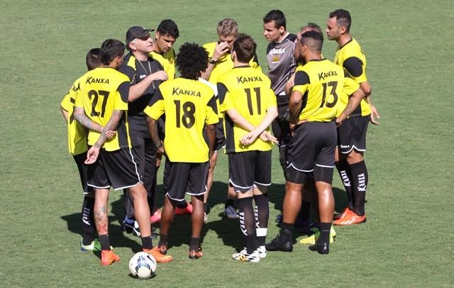 Sob sol forte, Toninho Cecílio orienta primeira atividade no comando do Criciúma