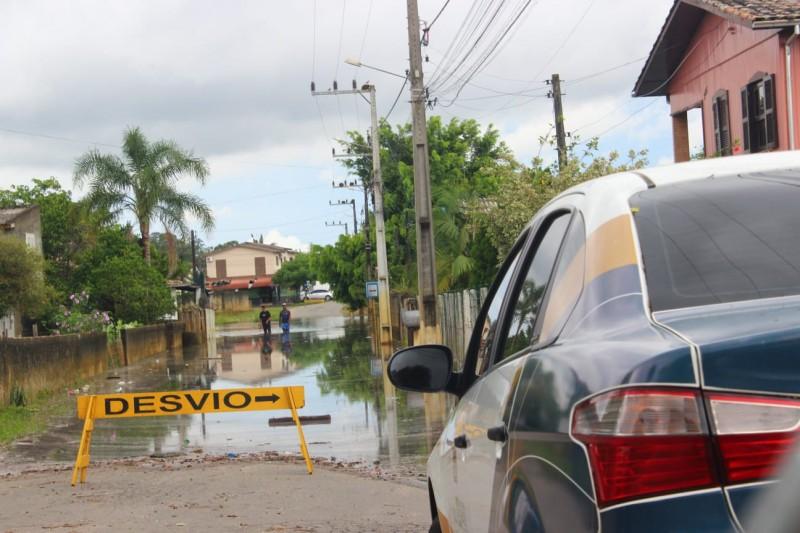 Bairros Nova York, Cidade Alta e Ouro Negro possuem ruas alagadas pelo rio Sangão