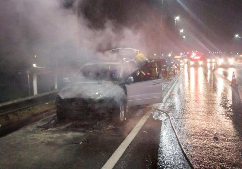 Carro pega fogo na BR-101 em Araranguá