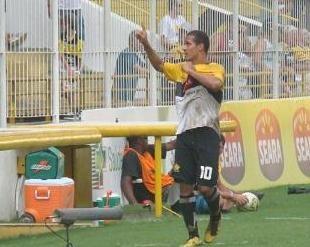 Roni, cinco cartões amarelos em seis jogos