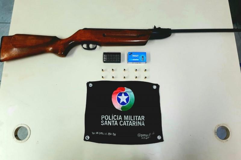 Em rondas no bairro Santa Augusta, PM apreende espingarda e munições
