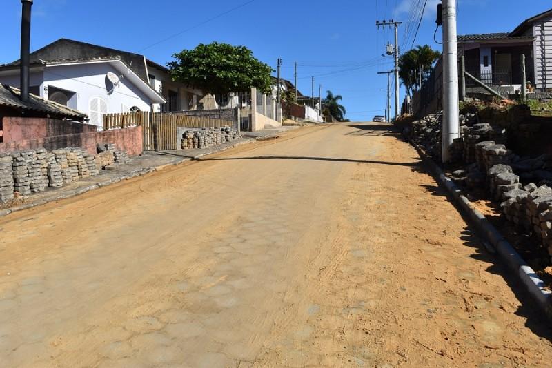Governo de Siderópolis realiza trabalho de recuperação de estrada no centro da cidade