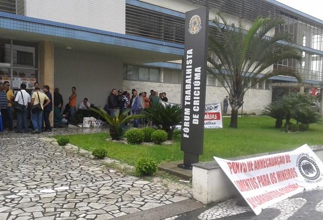 Mineiros aguardam decisão favorável da justiça