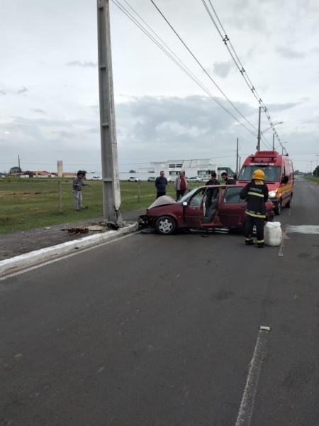 Carro colide em poste no bairro Mato Alto, em Araranguá