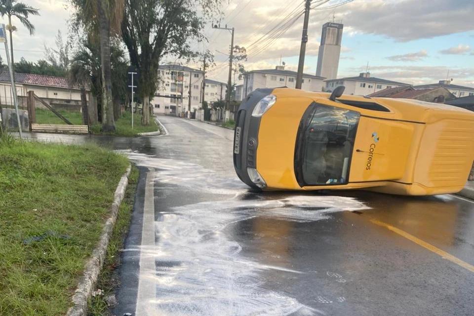 Veículo dos Correios capota após ser atingido por carro em Criciúma