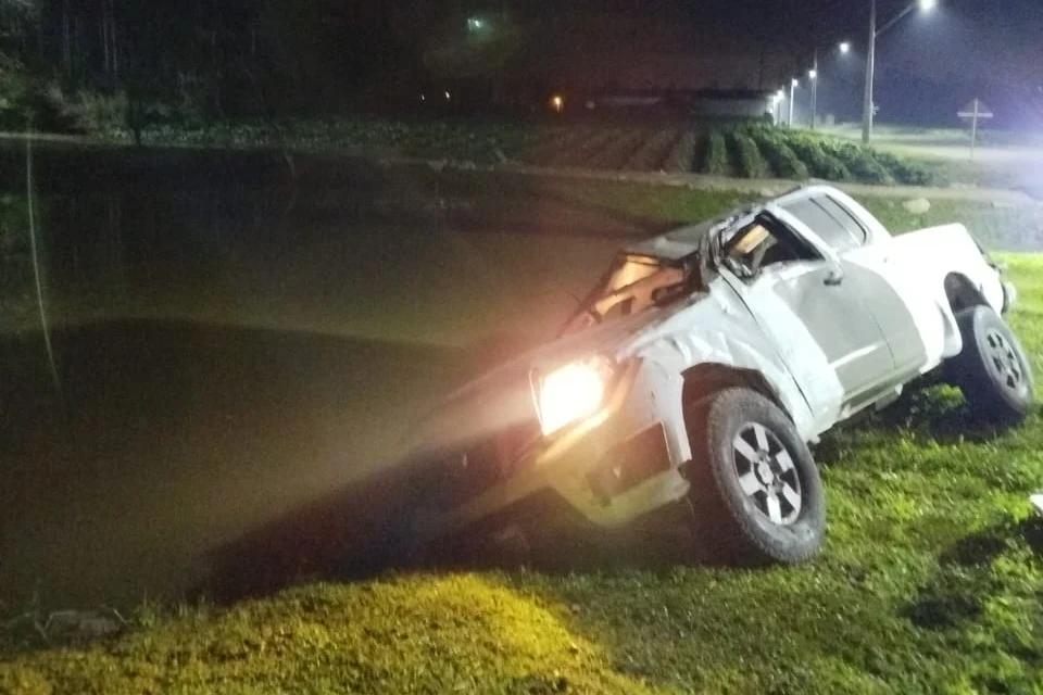 Idoso fica ferido após capotamento de carro