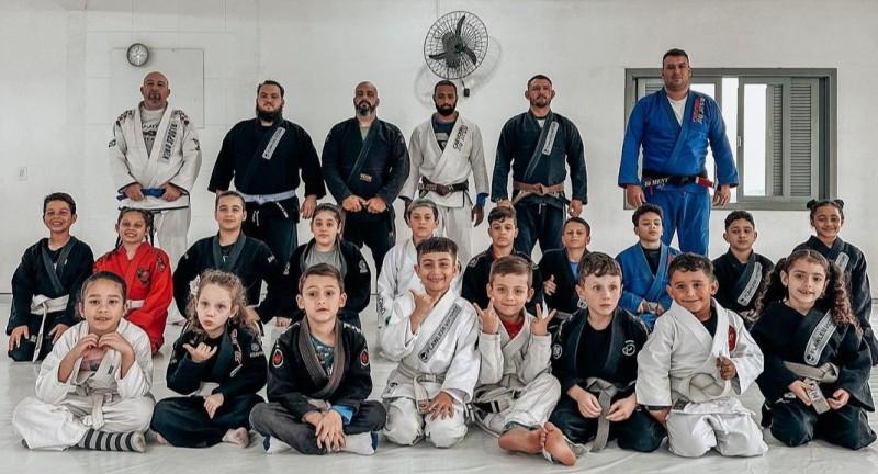 Atletas do Projeto Amigos da Esperança buscam título mundial de jiu-jítsu sem kimono em São Paulo