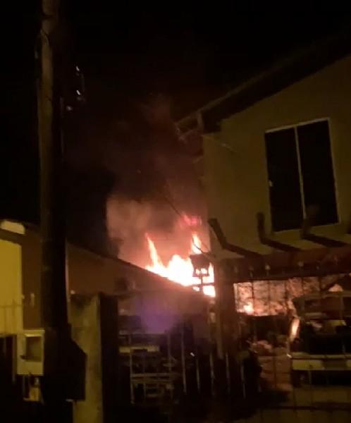 Residência abandonada é destruída por incêndio em Laguna 