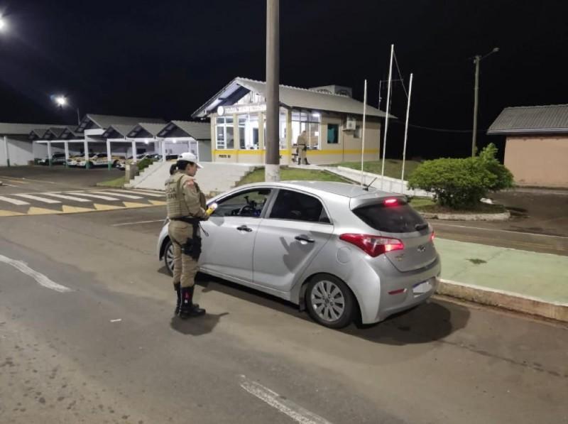 Drone flagra veículos realizando ultrapassagem em local proibido; veja vídeos