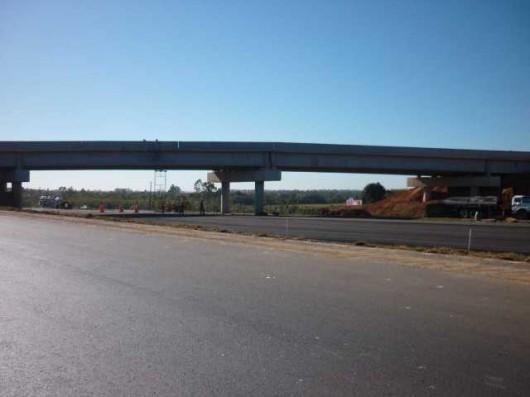 Viaduto quase pronto, Rodovia Luiz Rosso ainda sem prazo