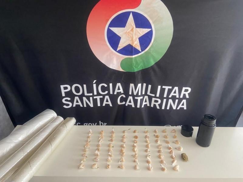 Mais de 60 pedras de crack são apreendidas em Passo de Torres