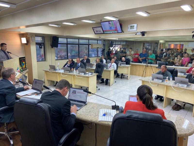 Com clima tenso, PE do reajuste salarial dos servidores municipais é aprovado na Câmara de Criciúma