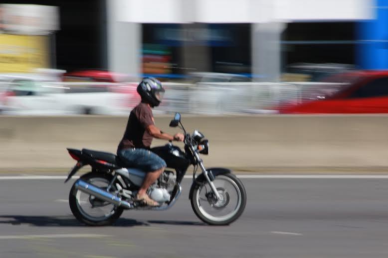 Motociclistas devem prestar atenção no uso correto de capacetes