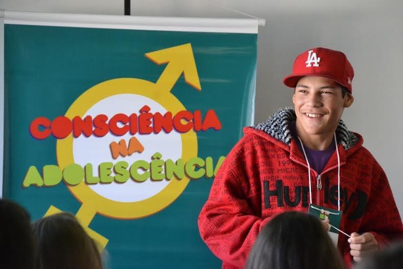 Alunos do projeto Consciência na Adolescência aprendem sobre DST
