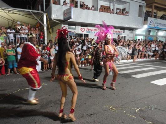 Desfile de blocos leva 10 mil pessoas ao CarnaRincão