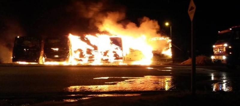 Seis ônibus são incendiados e destruídos em garagem de empresa  
