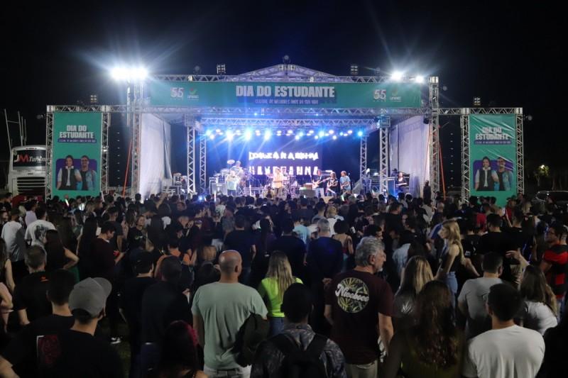Dazaranha embala multidão na celebração de Dia do Estudante na Unesc
