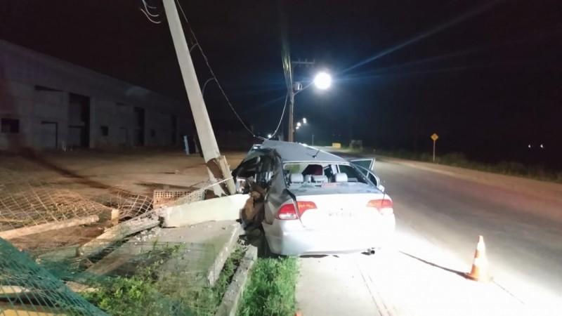 Motorista fica gravemente ferido após carro colidir em poste