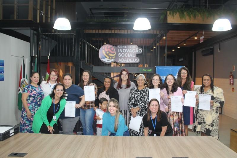 Senai e Abadeus entregam certificados às alunas do curso de costura industrial básica