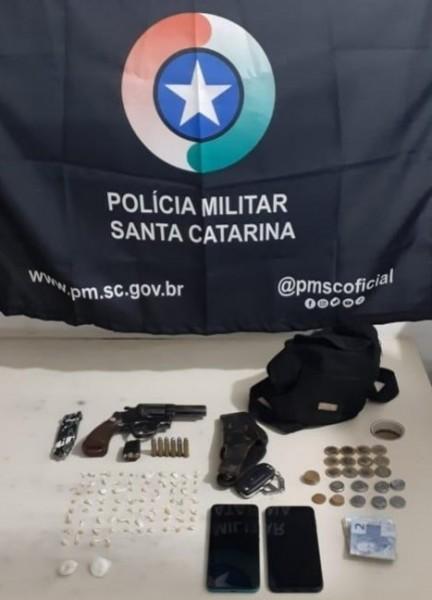 Sombrio: PM prende dois homens em posse de revólver, munições e drogas