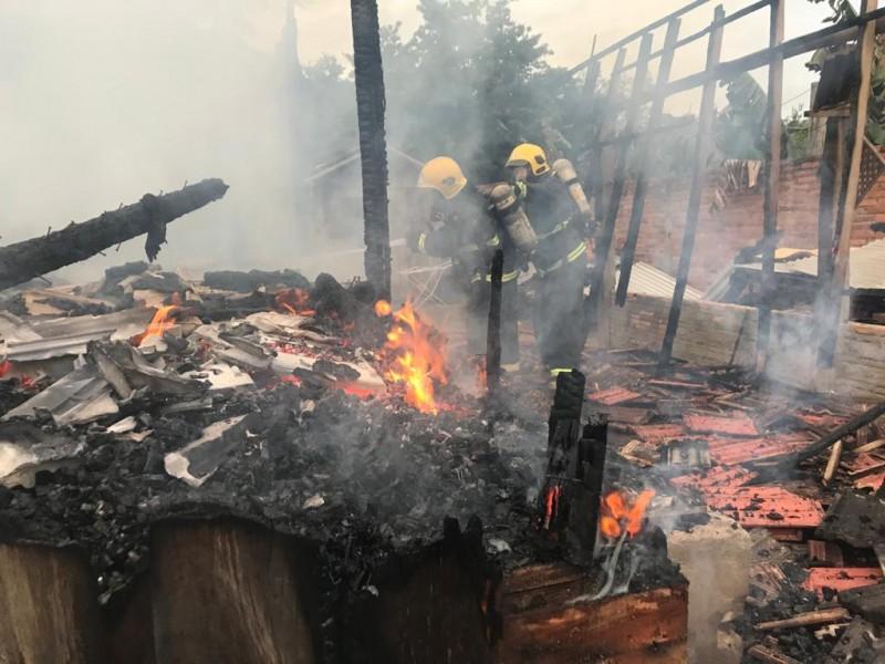 Bombeiros combatem incêndio em residência em Tubarão