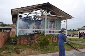 Casa pega fogo pela segunda vez no Centro de Içara
