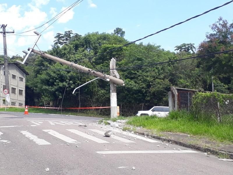 Veículo colide em poste e deixa regiões de Criciúma sem energia