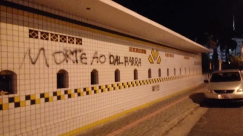 'Morte ao Dal Farra', frase é pichada na entrada do Estádio Heriberto Hülse