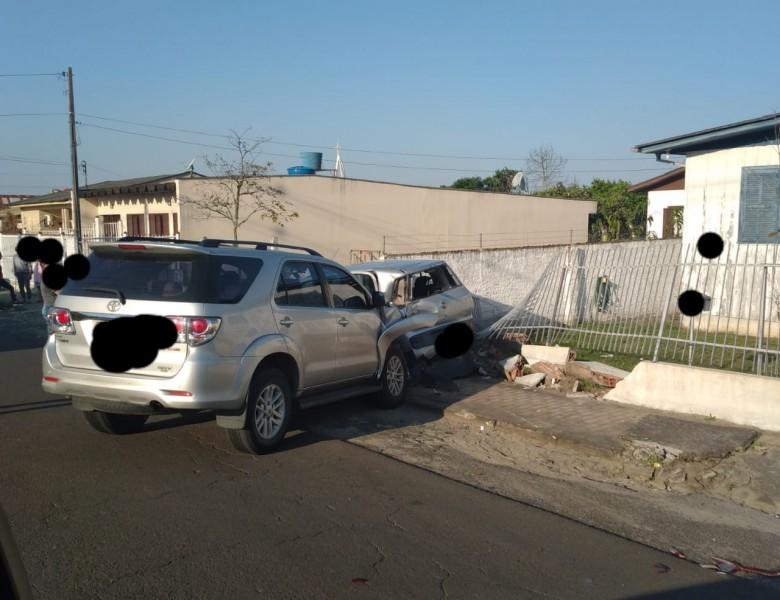 Hilux colide em Uno estacionado e acidente resulta em atropelamento de pedestre