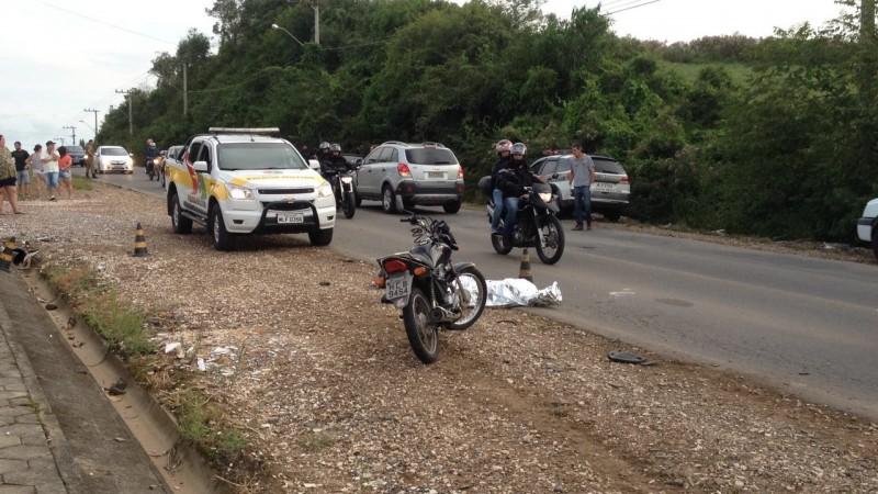 Colisão traseira seguido de atropelamento resulta em morte de motociclista