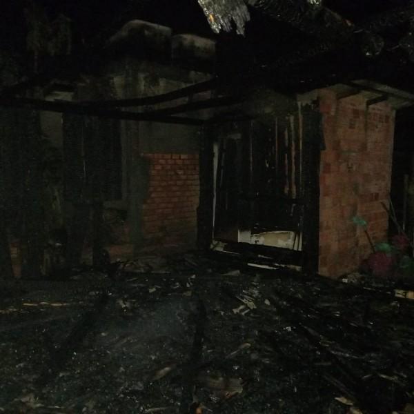 Casa abandonada é destruída por incêndio em Balneário Rincão