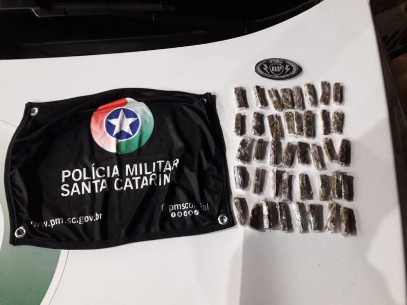 Polícia Militar apreende porções de maconha em residencial