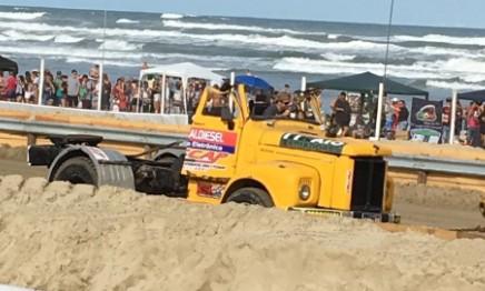 Capotamento deixa motorista gravemente ferido na Arrancada de Caminhões