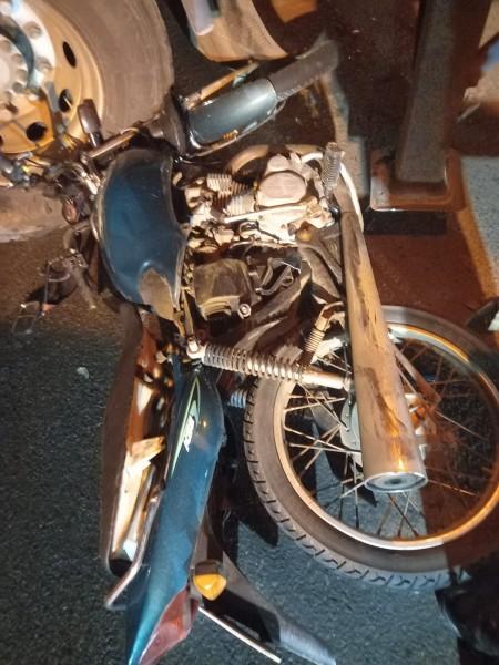 Motociclista fica ferido após colisão com caminhão