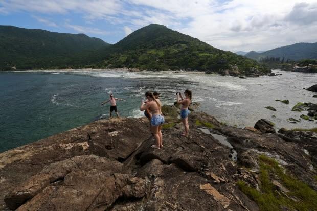 Atenção ao acessar costões nas praias de SC