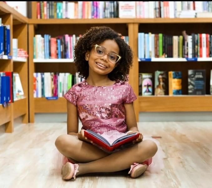 Com oito anos, moradora de Criciúma escreve e ilustra livro sobre racismo