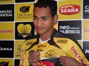 Mais um zagueiro fora do Tigre