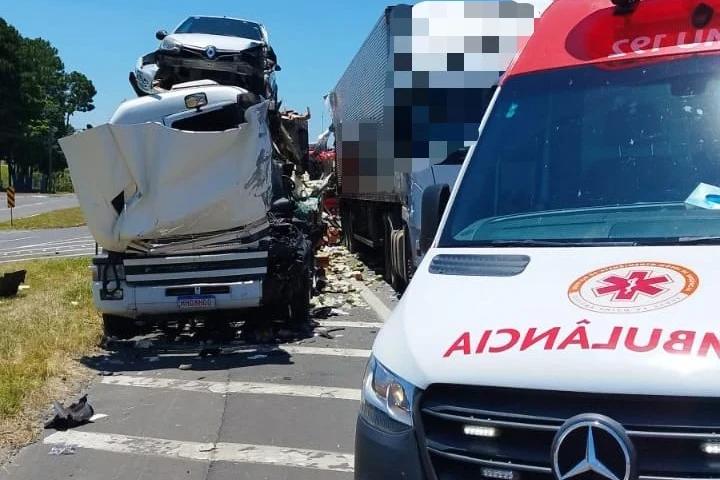 Acidente envolvendo carretas fere motorista na BR-101 em Criciúma