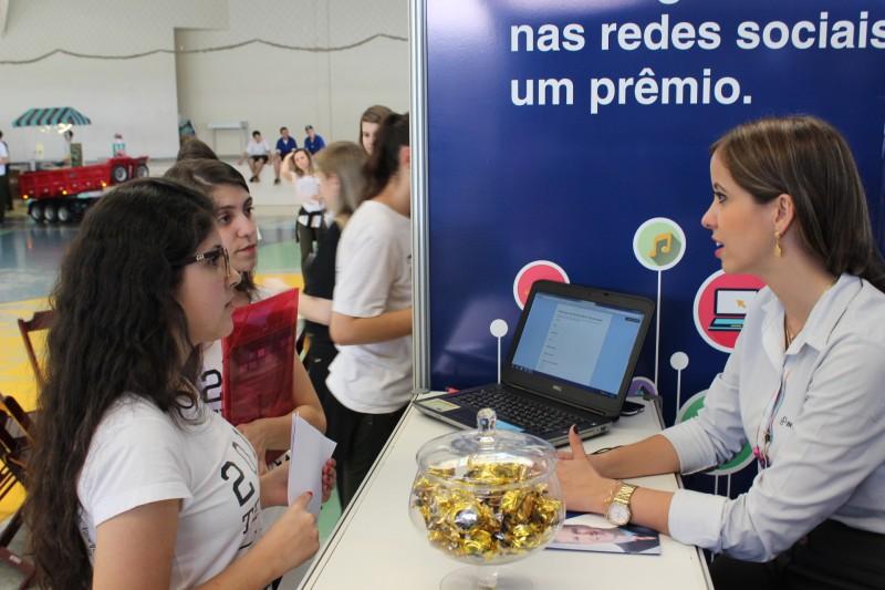 Estudantes da Satc buscam oportunidades em empresas