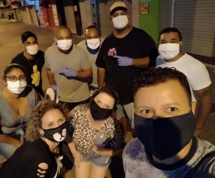 Voluntários de Criciúma doam marmitas a moradores de rua 