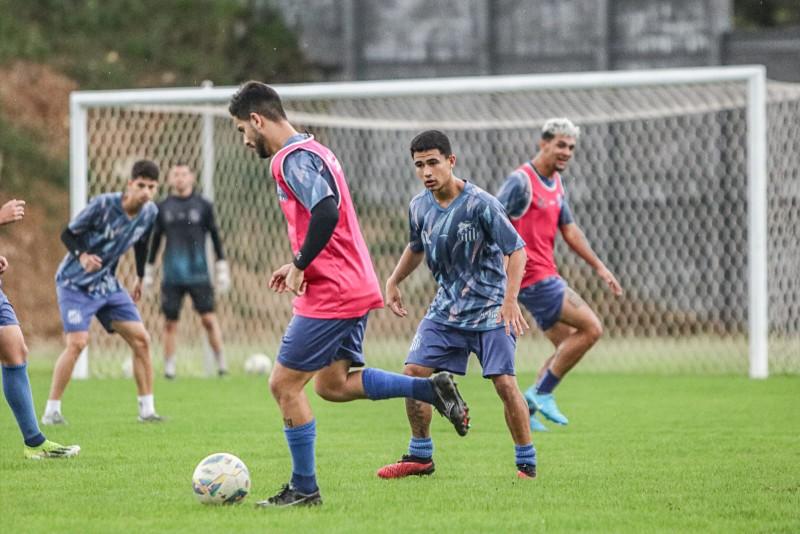 Técnico do Caravaggio comanda treino tático no estádio da Montanha