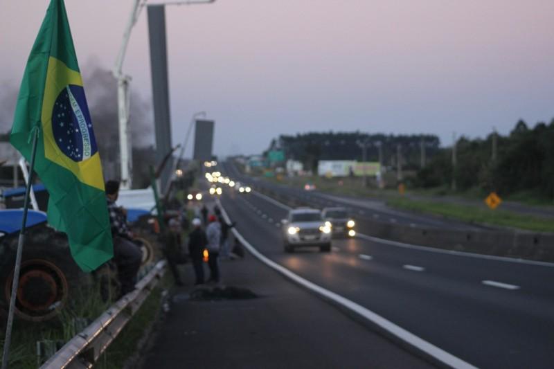 Caminhoneiros seguem nos pontos de protestos na BR-101