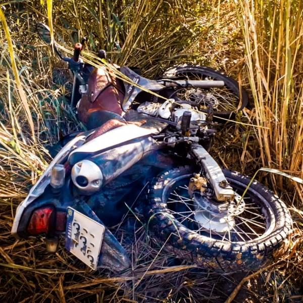 Motocicleta furtada é encontrada em matagal pela PM 